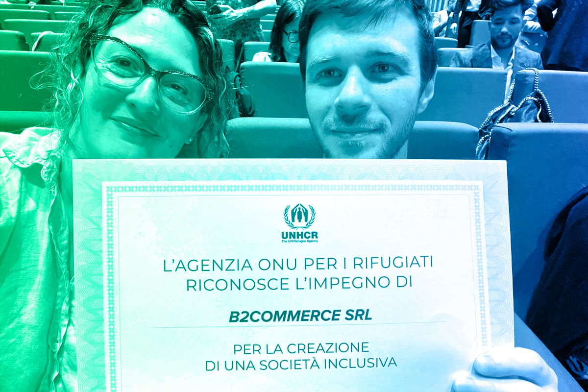 Team di b2commerce al lavoro: collaborazione e confronto in ufficio